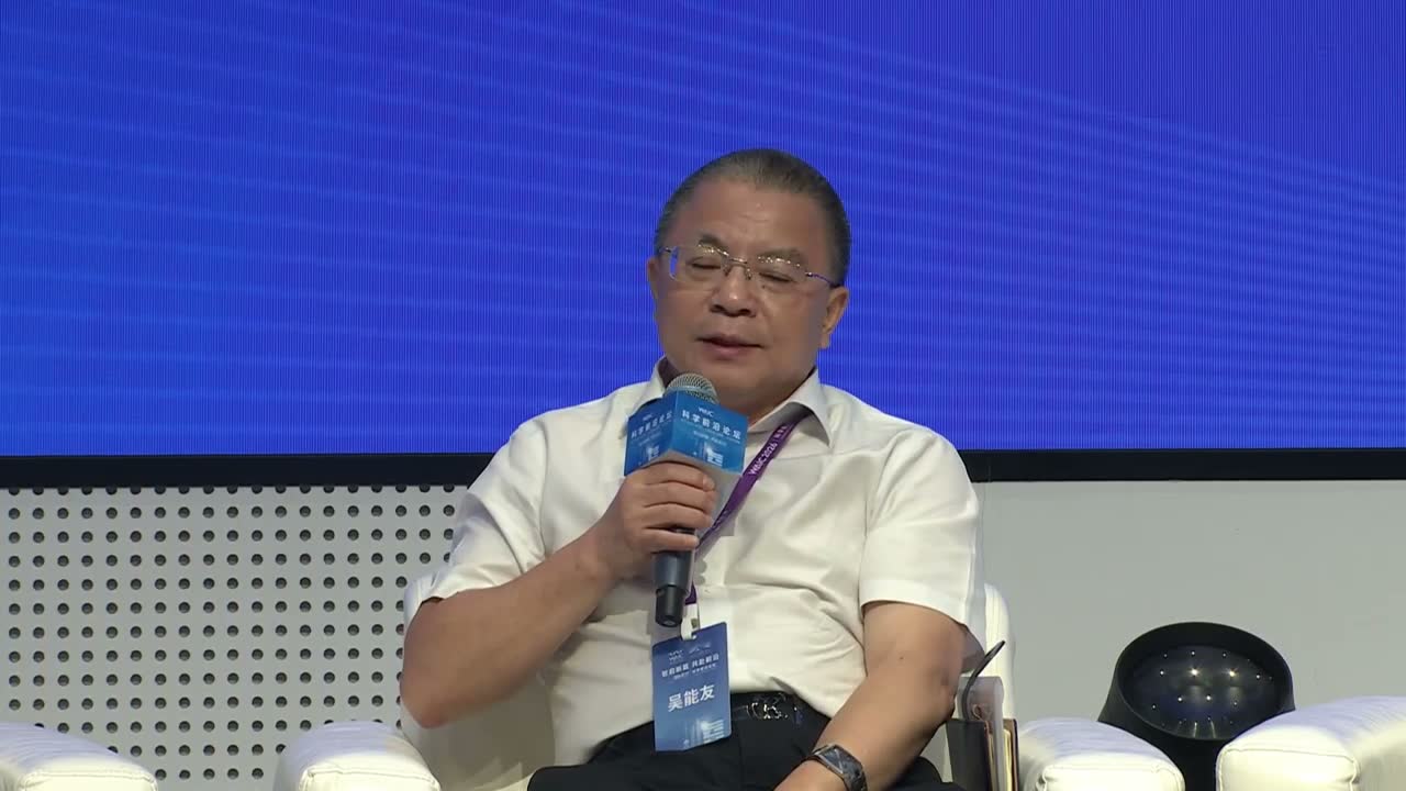 AI 进入科学发现以后，谁负责提出一个好问题？现场画面 2